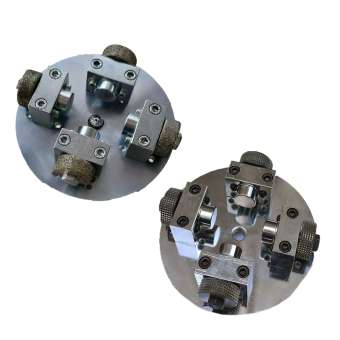 4-Head Bush-Hammering Plate by Campagnola & Fedeli Ø150.
The photo compares the two technologies: Tungsten Carbide (Widia) rollers, ideal for a coarse and sharp sandblasted finish on marble and soft stones, and diamond rollers, designed to achieve a